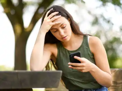 Immer hilfsbereit und erreichbar: Um anderen zu gefallen, stellen People Pleaser ihre eigenen Bed&uuml;rfnisse oft zur&uuml;ck.