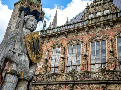 Die Rolandstatue vor dem Rathaus. Das Bremer Rathaus und die Rolandstatue von Anfang des 15. Jahrhunderts sind seit 20 Jahren Unesco-Welterbe.