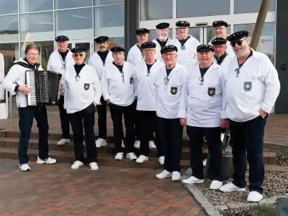 Die S&auml;nger des Shanty-Chors Carolinensiel.