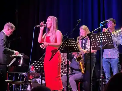 S&auml;ngerin Diana Wolf und die Bigband des Gymnasiums Nordenham
