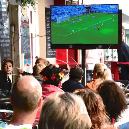 Auch zur Fußball-EM 2024 werden wieder viele Gastronomen (wie hier in Oldenburg) Fernseher und Leinwände aufstellen. Dabei gibt es aber einiges zu beachten.
