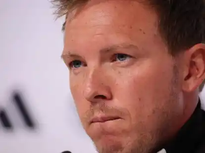 Bundestrainer Julian Nagelsmann sitzt w&auml;hrend einer Pressekonferenz im EM-Quartier in Blankenhain auf dem Podium.