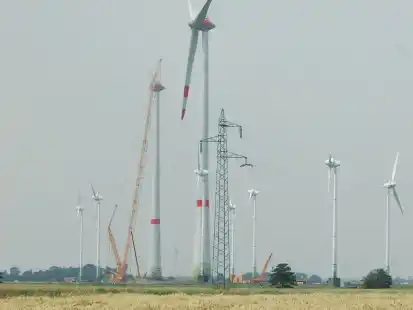 Mit Spezialmaschinen wird eine Windkraftanlage nach Ende der Nutzungszeit wieder abgebaut.