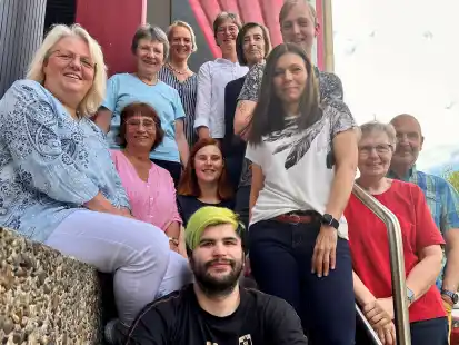 Die Teilnehmenden des Seminars (hinten, v. li): Ilse Meinen (Neuenburg), Petra Kniersch (Varel), Iris Holjesiefken, Gerti Evers, Hauke Backhus (alle Wilhelmshaven) sowie (Mitte, v. li.) Karin Reinefeld (Varel), Elke M&uuml;nch, Ulrike Sch&uuml;tze (beide Wilhelmshaven), Isabella Stickeln (Hasel&uuml;nne), Edith Schlette sowie Arnold Preu&szlig; (beide Wilhelmshaven) und (vorne) Fynn Die&szlig;ner (Wilhelmshaven).