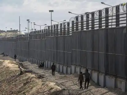 Pal&auml;stinenser stehen nahe der Grenze zwischen dem Gazastreifen und &Auml;gypten (Archivbild).