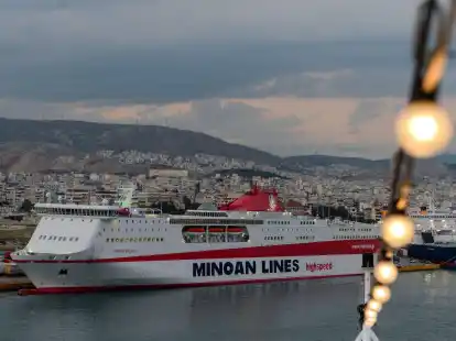 Auf griechischen F&auml;hren d&uuml;rfen E-Autos und Plug-in-Hybride seit Mitte April nur zu maximal 40 Prozent geladen sein.