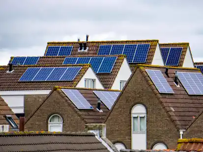 Solarmodule auf Dächern sind in den Niederlanden, hier in Vlissingen, kein seltenes Bild. Doch Solaranlagen-Besitzer müssen zurzeit genau kalkulieren, ob sich eine entsprechende Anlage noch lohnt.