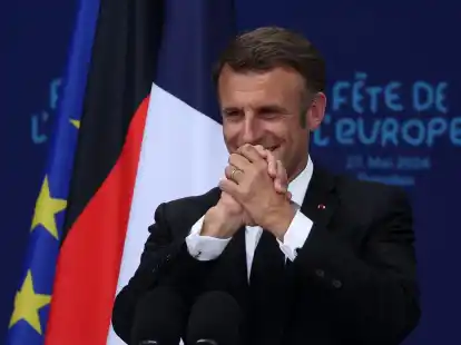 Emmanuel Macron nach seiner Rede auf dem Dresdener Neumarkt vor der Frauenkirche.