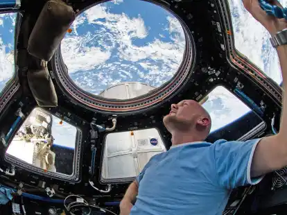 Alexander Gerst blickt w&auml;hrend seines Fluges mit der Internationalen Raumstation ISS durch ein Fenster in der Kuppel auf die Erde.
