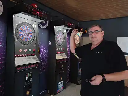 Joachim Schnau ist seit 13 Jahren Jugendtrainer in der Ostfriesischen-Dart-Liga.