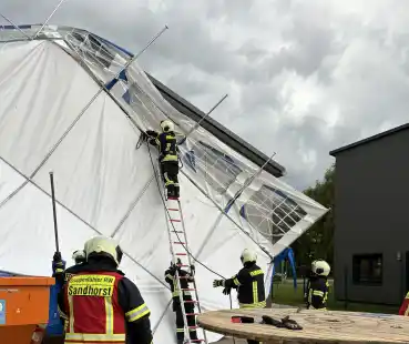 Die Feuerwehr Sandhorst musste ein losgerissenes Partyzelt wieder einfangen.