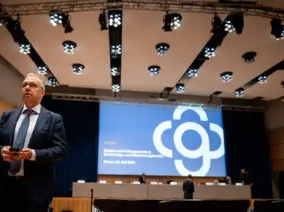 Der Insolvenzverwalter Stefan Denkhaus w&auml;hrend der Gl&auml;ubigerversammlung von Galeria Karstadt Kaufhof in der Messe Essen.