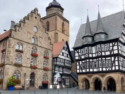 Das Dreigestirn aus Weinhaus, Walpurgiskirche und Rathaus prägt das Bild des Marktplatzes in Alsfeld.