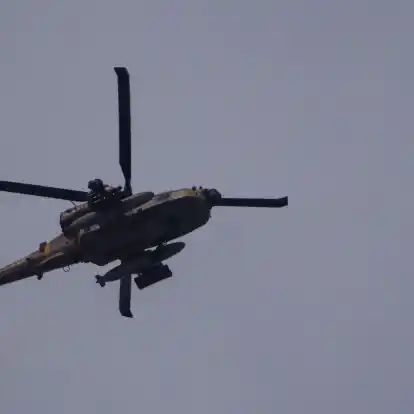 Ein israelischer Apache-Hubschrauber feuert eine Rakete auf den Gazastreifen ab.