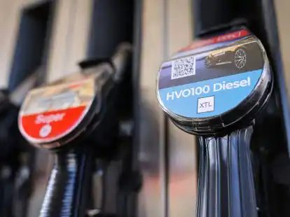 Eine Zapfs&auml;ule f&uuml;r HVO100 Diesel und Superbenzin an einer Tankstelle.