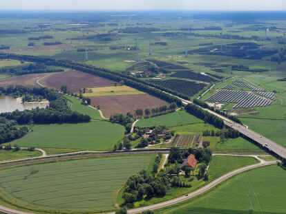 Die Region Wilhelmshaven-Friesland ist gleichsam Hotspot der Energiewende. Die Luftaufnahme zeigt die Freiflächen-Photovoltaikanlage in Sande (das sind die dunklen Felder rechts oben). Betroffen ist Friesland auch durch den Bau neuer Stromleitungen.