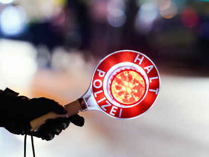Bremerhavener Polizei greift durch: F&uuml;r &bdquo;unn&ouml;tiges Hin- und Herfahren&ldquo; mit dem Auto kann die Polizei ein Bu&szlig;geld verh&auml;ngen (Symbolbild).