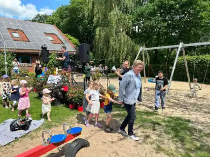 Gro&szlig;es Fest bei bester Stimmung: Edewechts B&uuml;rgermeisterin Petra Knetemann f&uuml;hrte beim Fest zum 50. Bestehen der Nikolai Kita in Portsloge eine Polonaise durch den Garten an. Kinderliedermacher J&ouml;rg Sollbach sorgte f&uuml;r Stimmung auf dem Gel&auml;nde.