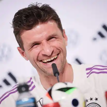 Thomas Müller hatte auf der Pressekonferenz gute Laune.