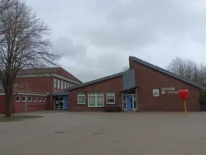 Das Team der Grundschule Westerholt heißt Besucher zum Schulfest willkommen.