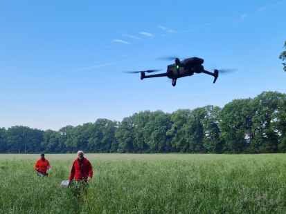 Seit ein paar Wochen im Einsatz: Die neue Drohne des Hegerings Hude fliegt über ein Feld.