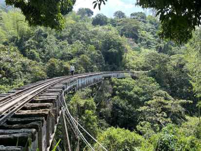 Ein Höhepunkt der Reise: Ein Geheimtipp führt Phil Pankrath zu einer alten Eisenbahnbrücke mitten im Dschungel.