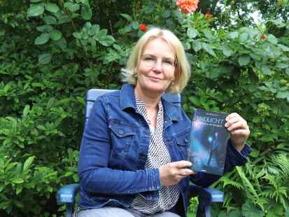 Anja Willms-Janssen mit ihrem Debütroman „Endlicht. Verloren in der Ewigkeit“.