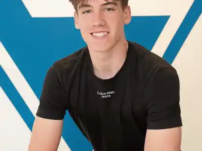 Einsatz in zwei blau-wei&szlig;en Toren: A-Junioren-Keeper Ajdin Herovic geh&ouml;rt in der kommenden Spielzeit auch zum Torh&uuml;tertrio der Bezirksliga-Herren der Frisianer.