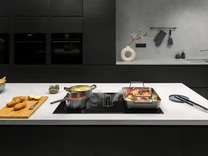 Ganz nach unten geht es f&uuml;r den Kochdunst mit einem in das Kochfeld integrierten Abzug.