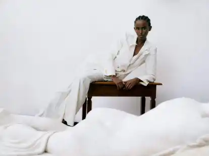 Keine Logos, keine grellen Farben: Das sind Kennzeichen von stillem Luxus. Hier ein Beispiel mit Oversize-Blazer und Anzughose von Fabienne Chapot (Blazer ca. 240 Euro, Hose ca. 150 Euro).