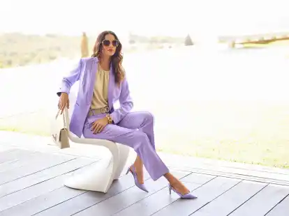 Eine der Trendfarben im Fr&uuml;hling und Sommer: zartes Violett, wie bei dieser Anzug-Kombination von Heine (Blazer ca. 90 Euro, Hose ca. 70 Euro, Shirt ca. 40 Euro, Handtasche ca. 80 Euro, G&uuml;rtel ca. 60 Euro, Pumps ca. 149 Euro).
