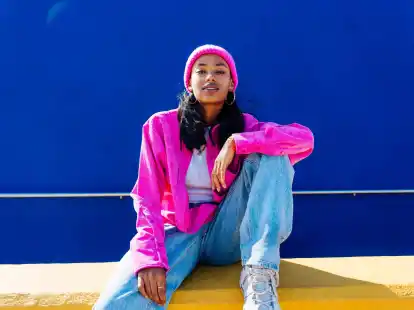 Wer ein leuchtendes Pink tragen m&ouml;chte, ohne das die Kombination zu sehr knallt, tr&auml;gt die Farbe am besten zu helleren T&ouml;nen.