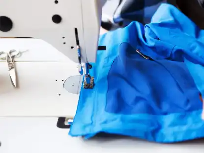 Die Outdoor-Jacke hat einen Riss oder braucht einen neuen Rei&szlig;verschluss? Einige Hersteller - hier bei Vaude - bieten f&uuml;r solche und &auml;hnliche F&auml;lle Reparaturdienste oder Repair-Workshops an.