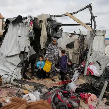 Wegen des tödlichen Luftangriffs in Rafah hat die Hamas ihre Teilnahme an den Verhandlungen über eine Waffenruhe vorerst ausgesetzt.