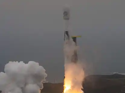 Eine Falcon-9-Rakete des US-Raumfahrtkonzerns SpaceX hebt mit dem Erdbeobachtungssatelliten «Earthcare» an Bord  ab.
