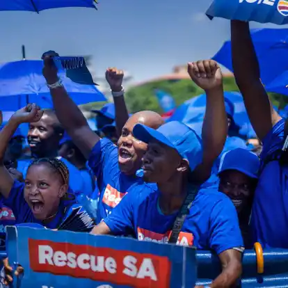 Anhänger der südafrikanischen Oppositionspartei Democratic Alliance (DA) versammeln sich zur Vorstellung ihres nationalen Wahlprogramms im Vorfeld der Parlamentswahlen 2024.