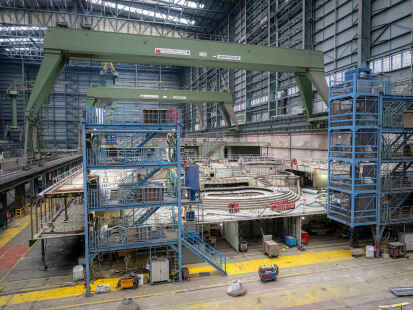 Teile eines Kreuzfahrtschiff in einer Halle der Meyer Werft. Die Werft plant nach Angaben des Betriebsrats den Abbau von bis zu 440 Stellen.