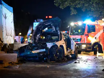 Das Wrack des Unfallfahrzeugs Autos in Berlin-Charlottenburg.