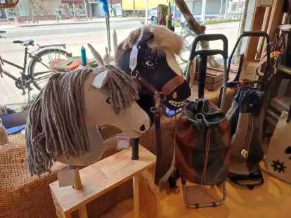 Steckenpferde und Taschen aus Leder bietet &bdquo; Dat Kunsthus&ldquo; im Gesch&auml;ft an