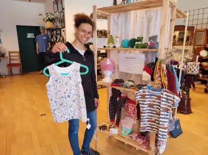 Victoria Hanekamp hat im Laden einen Regalplatz f&uuml;r ihre selbstgen&auml;hten Kleidungsst&uuml;cke und Accessoires gemietet.