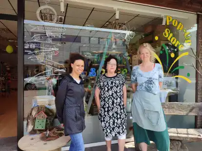 Vor dem  Wiesmoorer Pop-up-Store &bdquo;Kreuz & Quer&ldquo; (v. l.) Victoria Hanekamp, Rita Durka, Ilse van Opzeeland.