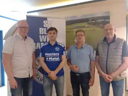 Freuen sich auf die Zusammenarbeit (von links): Theodor Kramer (BWR-Sportvorstand), Trainer Alket Zeqo, Johannes Oltmanns (BWR-Sportvorstand) und Ralf K&ouml;sters (BWR-Sportvorstand).