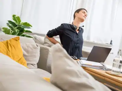 Das Arbeiten auf dem Sofa ist zwar bequem, aber durch falsche Haltung kann es zu R&uuml;ckenschmerzen f&uuml;hren.