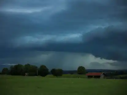 Dunkle Gewitterwolken h&auml;ngen &uuml;ber der  Landschaft in Penzberg (Oberbayern). Der Deutsche Wetterdienst hat vor Unwettern in weiten Teilen S&uuml;ddeutschlands gewarnt.