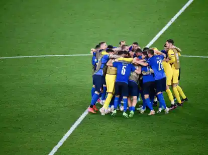 Die italienischen Spieler feiern nach Abpfiff den 3:0-Sieg.