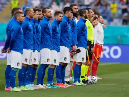 Die italienischen (l) und walisischen Spieler vor Anpfiff der Begegnung.