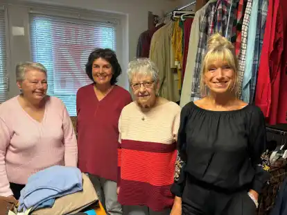 Haben den Laden zuletzt betreut: Gertrud Diers, Hilke Knolle und Elvira Kunkel (von links). Ab August &uuml;bernimmt Juditha Hellbusch mit neuem Konzept.