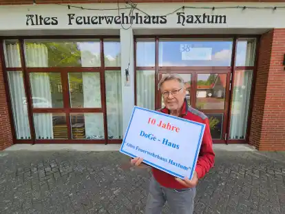 Vorsitzender Reinhardt Jensen vor dem Alten Feuerwerhrhaus in Haxtum, das seit zehn Jahren als Dorfgemeinschaftshaus genutzt wird.