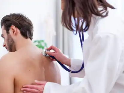 Hat die &Auml;rztin eine Arbeitsunf&auml;higkeit festgestellt, kann der Arbeitgeber das nur bei begr&uuml;ndeten Zweifeln pr&uuml;fen lassen.