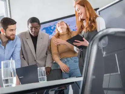 Im direkten Gespr&auml;ch vor Ort wird deutlich, wie wichtig pers&ouml;nliche Interaktion an Pr&auml;senztagen ist.